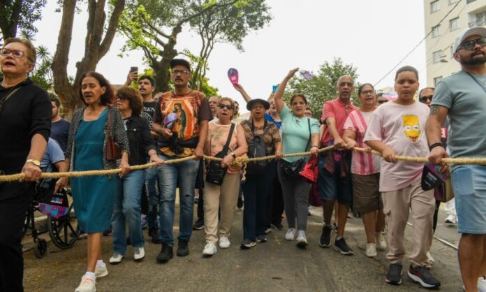 fieis-tomam-ruas-de-belem-para-participar-do-cirio-de-nazare