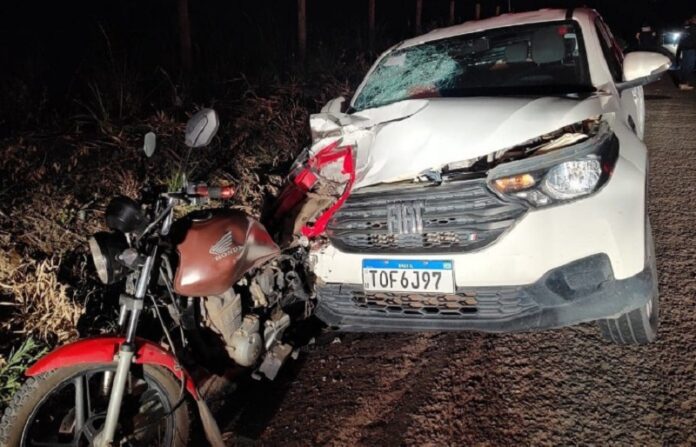 duas-pessoas-morrem-apos-carro-colidir-com-moto;-vitimas-foram-arremessadas