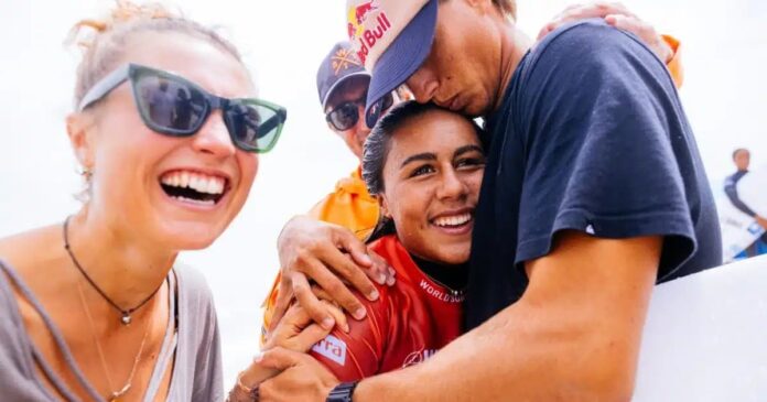surfe:-francesa-de-14-anos-faz-historia-e-e-a-mais-jovem-a-entrar-na-elite-da-wsl