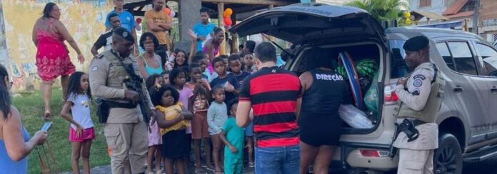 policia-militar-entrega-brinquedos-a-criancas-de-fazenda-coutos