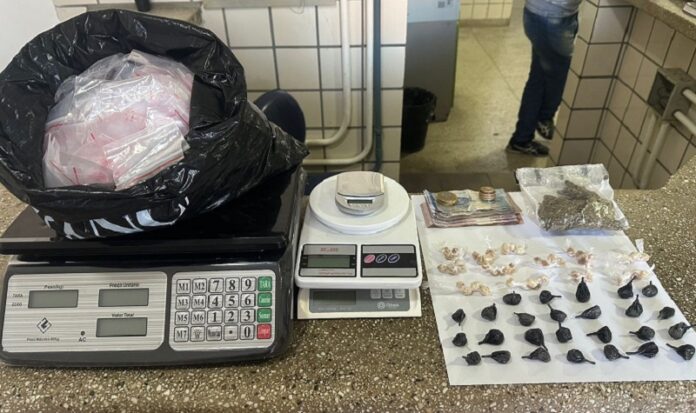 policia-militar-apreende-drogas-e-materiais-do-trafico-em-teixeira-de-freitas