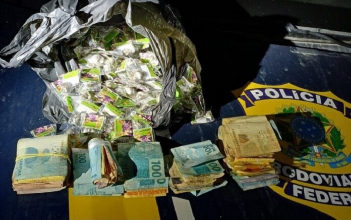 homem-tenta-se-livrar-de-drogas,-perde-controle-do-carro-e-acaba-preso-em-eunapolis
