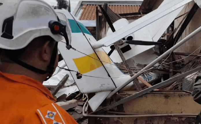 aviao-de-pequeno-porte-cai-sobre-casa-em-goiania