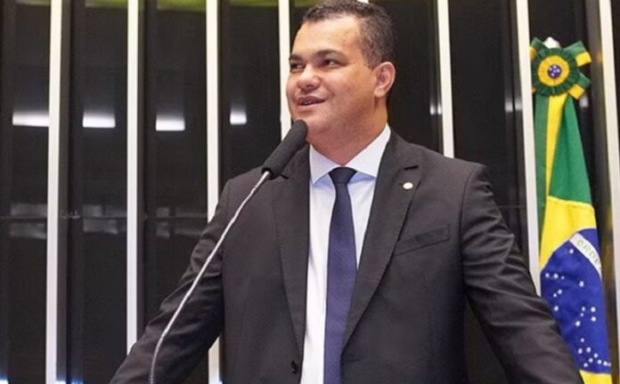 dal-barreto-deputado-federal-e-alvo-de-operacao-da-pf-e-tem-celular-apreendido-no-aeroporto-de-salvador