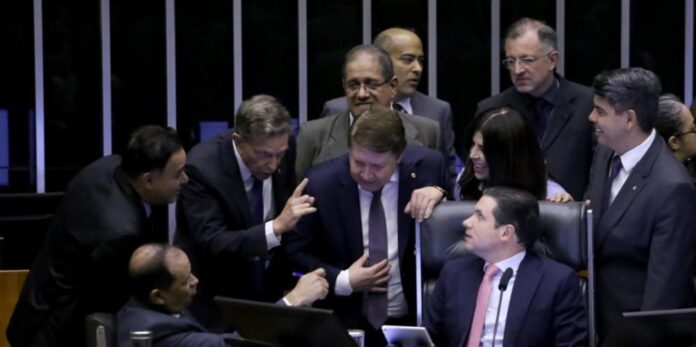 com-urgencia-prestes-a-completar-um-mes,-projeto-da-anistia-tem-votacao-novamente-adiada
