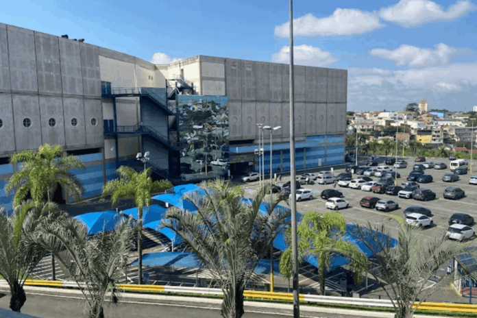 trio-invade-shopping-em-funcionamento-para-assaltar-loja-de-celulares