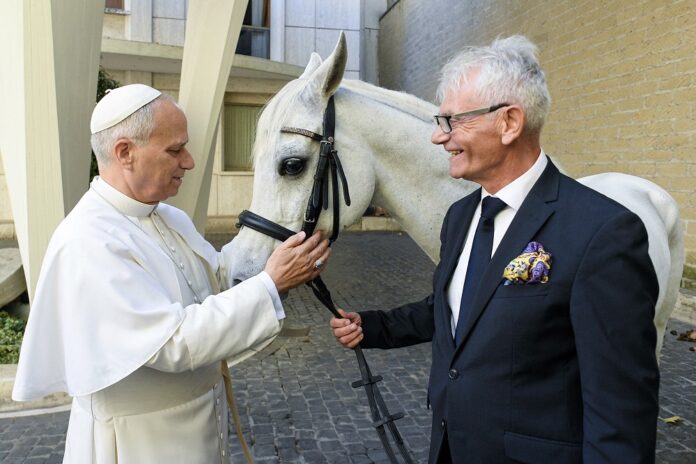 papa-leao-xiv-e-presenteado-com-cavalo-puro-sangue-arabe