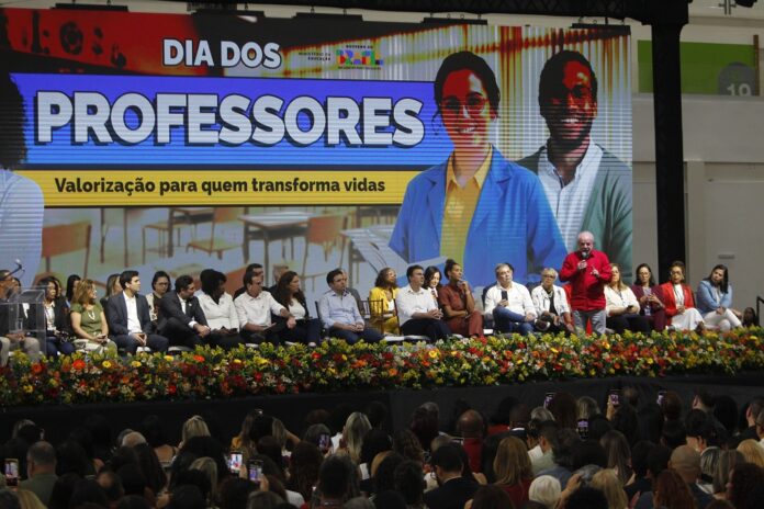 professores-terao-cartao-de-credito-com-anuidade-zero,-anuncia-presidente-da-caixa