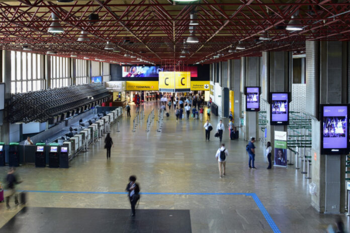 por-que-o-aeroporto-de-guarulhos-foi-condenado-a-pagar-r$-1,5-mil-por-perda-de-testes-de-covid?