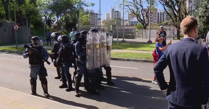 video:-manifestantes-sao-barrados-de-sessao-da-camara-de-porto-alegre-e-segurancas-reagem-com-gases-e-bala-de-borracha