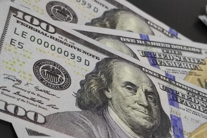 ibovespa-termina-em-alta-com-mercado-atento-aos-eua-e-china;-dolar-sofre-leve-queda-e-fecha abaixo-de-r$-5,47