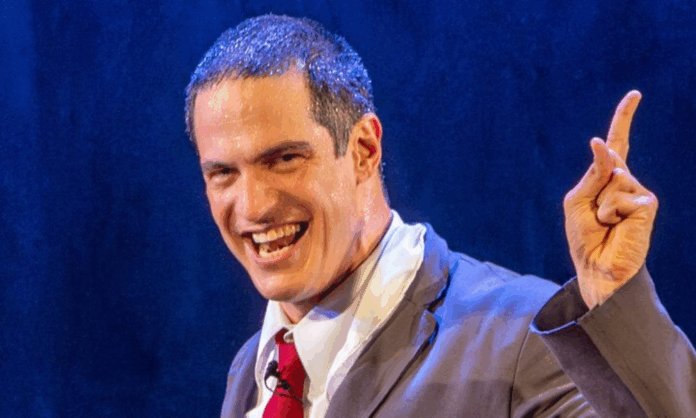 mateus-solano-da-tapa-em-celular-de-fa-que-gravava-sua-apresentacao-no-teatro