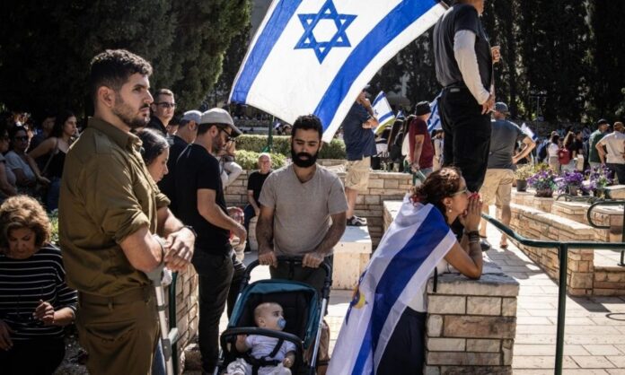 familia-de-soldado-israelense-sepulta-corpo-devolvido-pelo-hamas-apos-dois-anos-de-incerteza