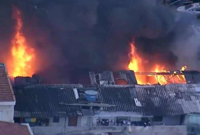 incendio-atinge-galpao-na-liberdade,-regiao-central-de-sao-paulo