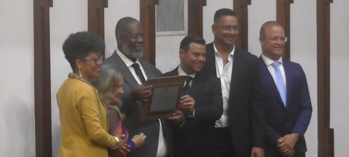 cantor-pericles-e-homenageado-na-al-ba-e-recebe-titulo-de-cidadao-baiano