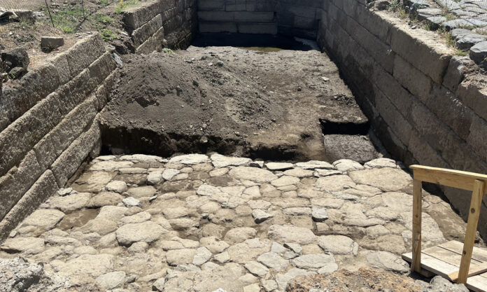 bacia-de-pedra-monumental-revela-segredos-da-engenharia-e-politica-romanas