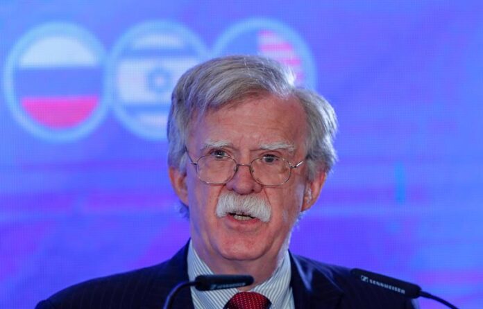 ex-assessor-de-trump-se-declara-nao-culpado-de-divulgar-informacoes-confidenciais