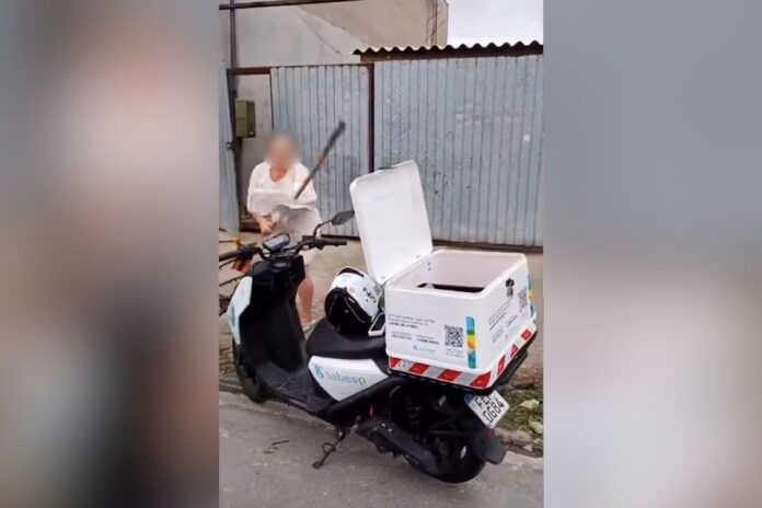 mulher-quebra-moto-da-sabesp-e-joga-pedra-contra-funcionario.-veja