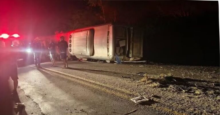 acidente-de-onibus-com-destino-ate-o-sudoeste-baiano-deixa-15-mortos-na-br-423