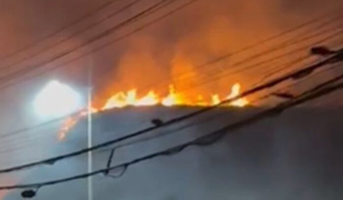 video:-incendio-atinge-morro-na-avenida-paralela-e-assusta-motoristas