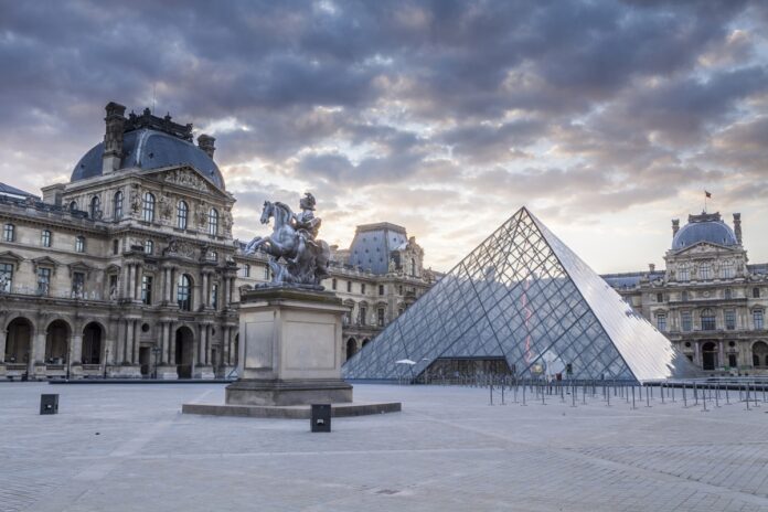 museu-do-louvre-fecha-neste-domingo-apos-roubo-de-joias-de-napoleao