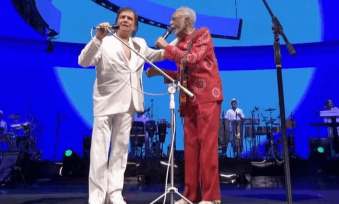 gilberto-gil-recebe-roberto-carlos-no-palco-em-despedida-de-sp