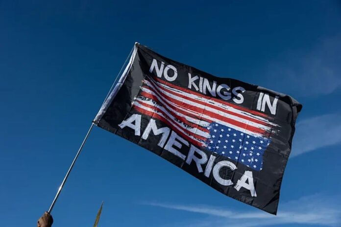 “no-kings”:-trump-posta-video-de-ia-em-que-joga-fezes-sobre-pessoas