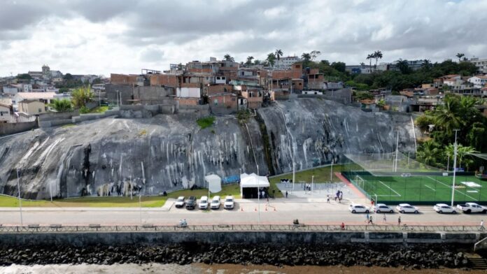 governo-do-estado-entrega-obra-de-contencao-de-encosta-com-investimento-de-r$-3,8-milhoes-em-salvador