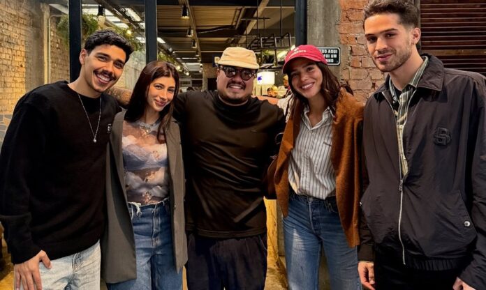bruna-marquezine-e-joao-guilherme-surgem-juntos-em-foto-compartilhada-por-chef-de-restaurante