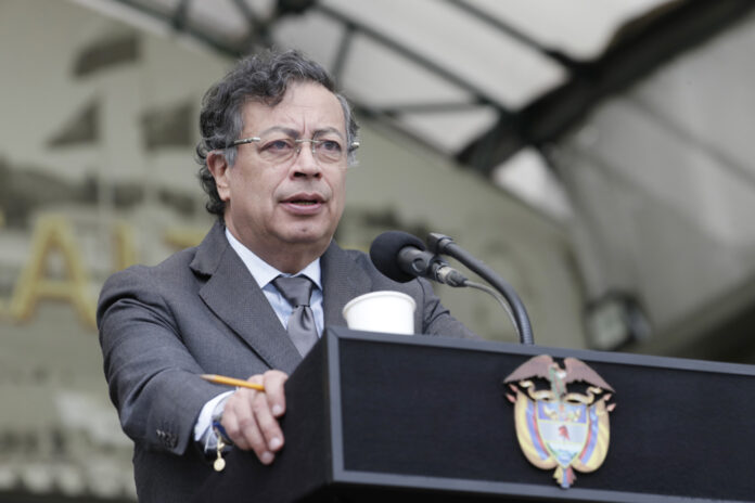 petro-reage-a-trump-e-chama-presidente-dos-eua-de-‘grosseiro-e-ignorante’-com-a-colombia