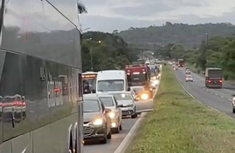 acidente-na-br-324-deixa-transito-lento-no-sentido-salvador
