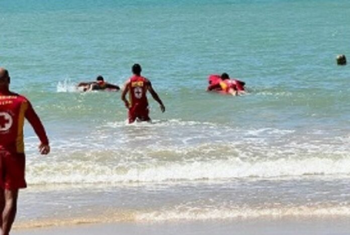correnteza-arrasta-cinco-adolescentes-na-praia-do-mundai;-uma-desaparece