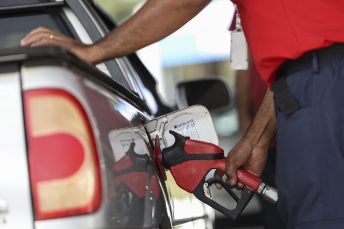 petrobras-anuncia-reducao-de-4,9%-para-o-preco-da-gasolina