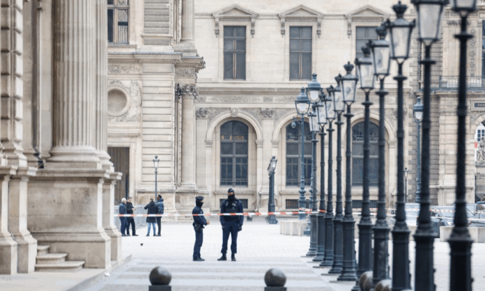 museu-do-louvre-permanece-fechado-apos-roubo-‘cinematografico’-de-joias-no-final-de-semana