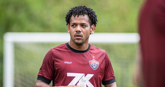 vitoria-anuncia-rescisao-contratual-com-o-atacante-romarinho