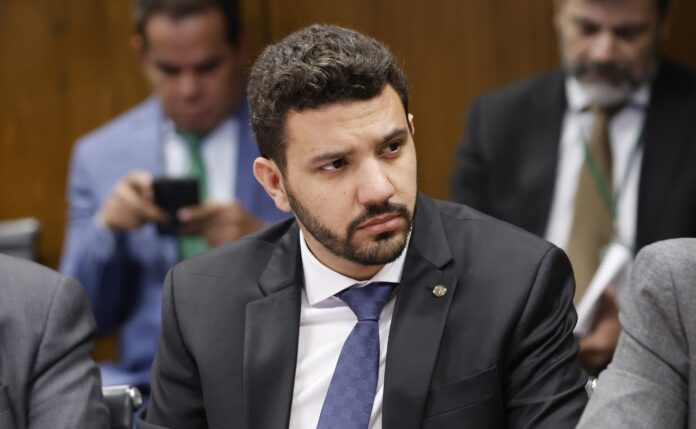 neto-carletto-e-designado-relator-de-projeto-que-garante-transporte-gratuito-de-bagagem-de-mao-em-voos