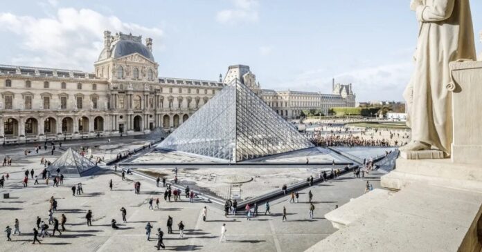 policia-encontra-capacete-e-luvas-usados-em-roubo-de-joias-no-louvre