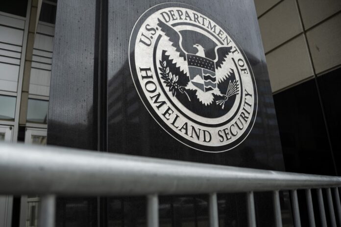 agora-e-oficial:-imigrante-que-nao-portar-o-green-card-podera-ser-multado-nos-eua