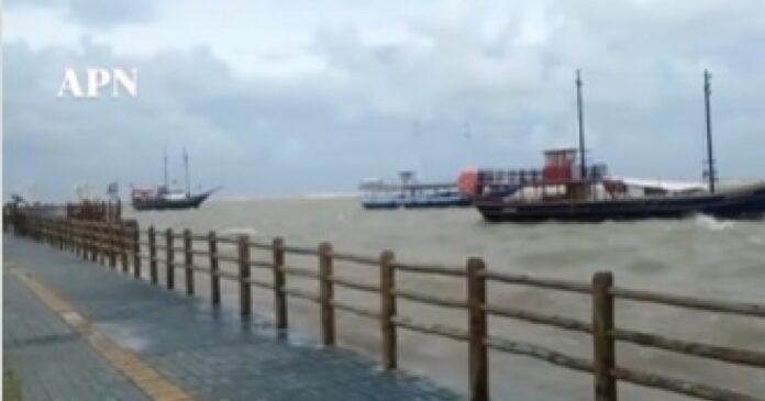 mare-alta-surpreende-turistas-e-ultrapassa-barreira-em-passarela-na-bahia