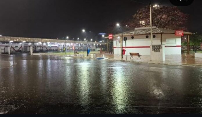 chuva-provoca-alagamentos-em-bairros-de-jequie-apos-chegada-de-frente-fria-na-bahia