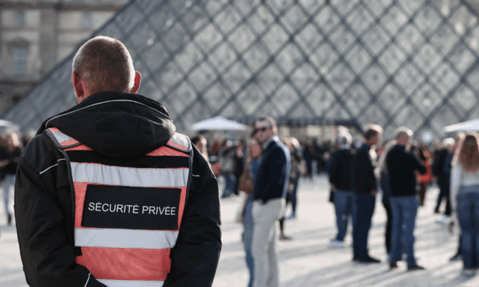 museu-do-louvre-reabre-as-portas-tres-dias-apos-roubo-de-joias