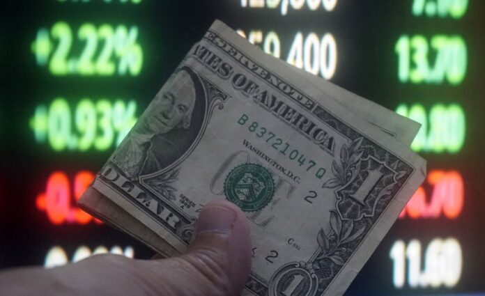ibovespa-se-descola-de-ny-e-sobe-0,55%;-dolar-tem-leve-alta,-mas-fecha-abaixo-de-r$-5,40
