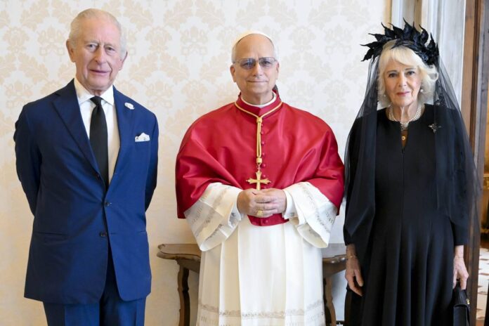 historico:-rei-charles-iii-e-papa-leao-xiv-rezam-juntos-no-vaticano