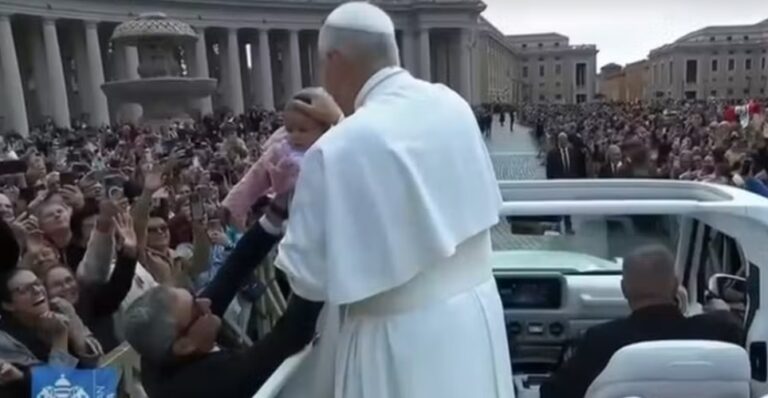 video:-bebe-baiana-e-abencoada-pelo-papa-leao-14-durante-passeio-no-vaticano