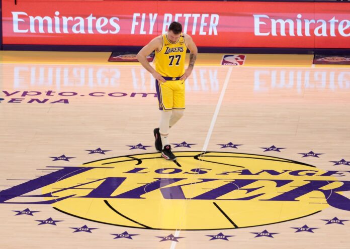 doncic-sente-dores-na-virilha-apos-marcar-43-pontos-na-estreia-da-nba
