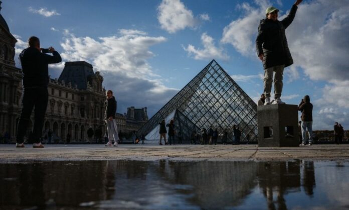 policia-francesa-coleta-mais-de-150-amostras-em-investigacao-sobre-roubo-de-joias-no-louvre
