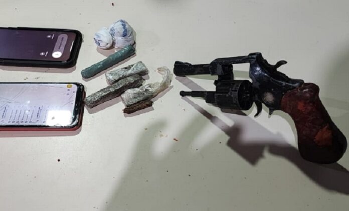 dupla-prisao-em-medeiros-neto:-casal-e-autuado-em-flagrante-por-trafico,-associacao-e-porte-de-revolver.32