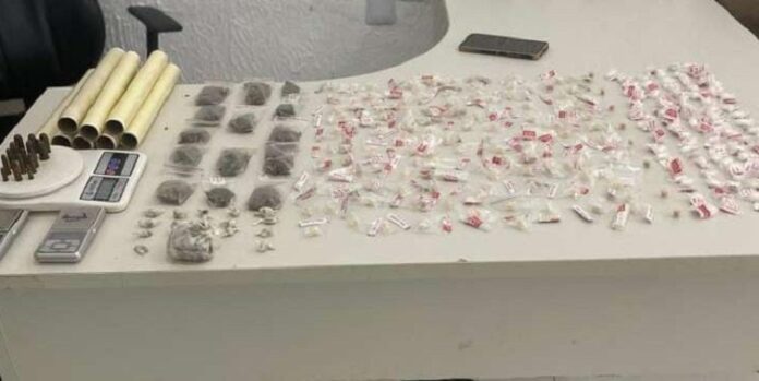 acao-conjunta-contra-o-trafico:-policia-encontra-esconderijo-com-drogas-e-municoes-de-calibres-diversos-em-nova-vicosa