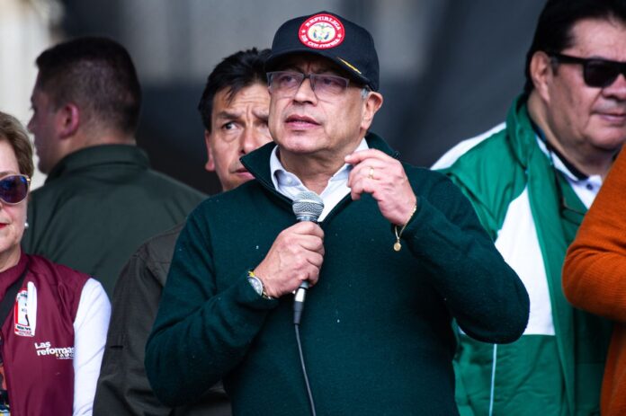 petro-reage-a-sancoes-de-trump-e-diz-que-nunca-ficara-“de-joelhos” petro-reage-a-sancoes-de-trump-e-diz-que-nunca-ficara-“de-joelhos”