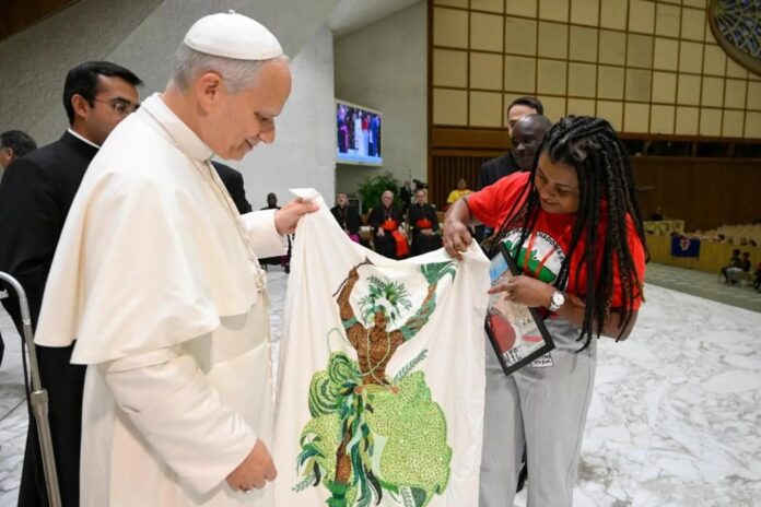 papa-leao-xiv-recebe-mst-no-vaticano-e-diz-que-‘terra,-teto-e-trabalho-sao-direitos-sagrados’ papa-leao-xiv-recebe-mst-no-vaticano-e-diz-que-‘terra,-teto-e-trabalho-sao-direitos-sagrados’